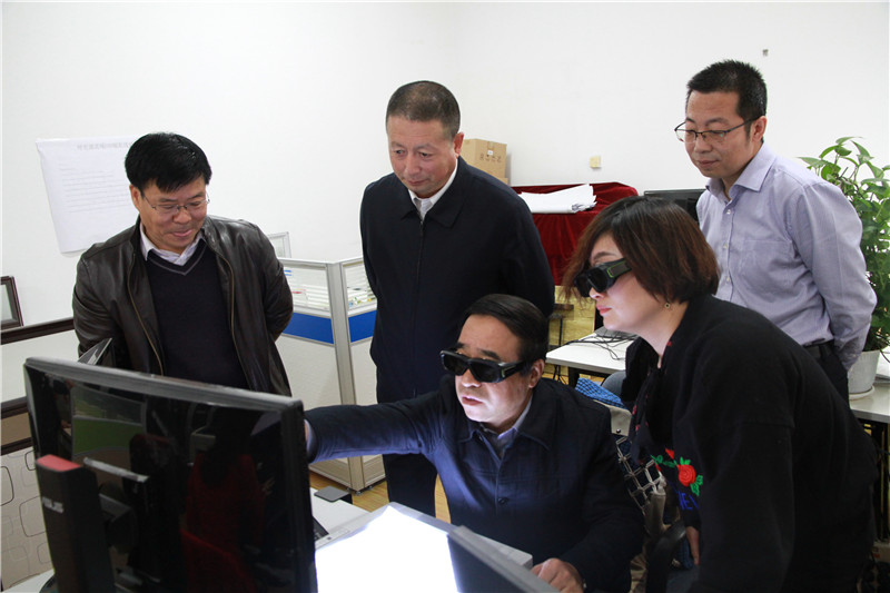 圖3 張利平廳長察看測繪無人機、航攝相機等高新技術設備,詳細了解地理信息數(shù)據(jù)采集過程、第三次全國土地調查以及為沿黃流域、“一湖兩?!钡戎攸c區(qū)域的生態(tài)建設提供基礎服務等情況